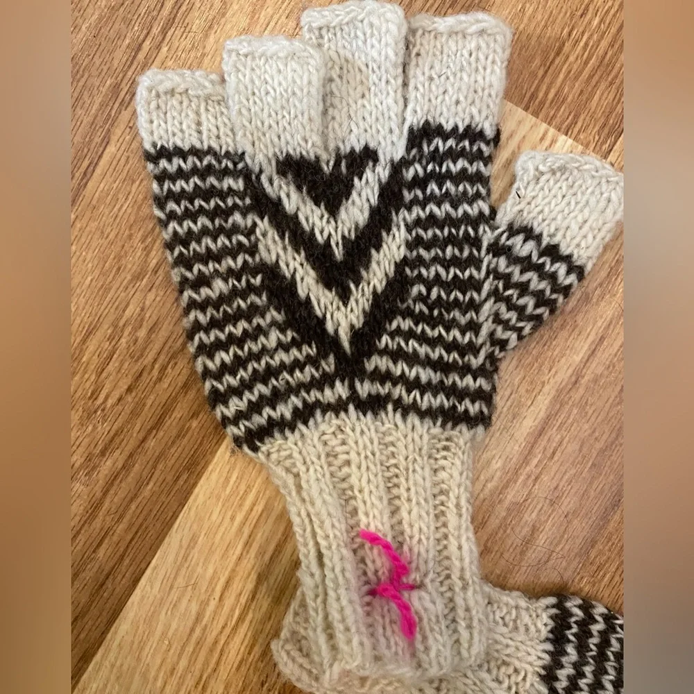 Black and Cream Open Fingers Knit Gloves NWOT